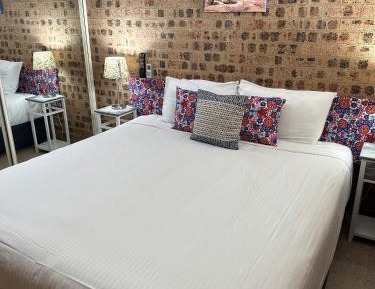 Two-Bedroom Apartment with King Bed and 2 Single Beds - Split Level