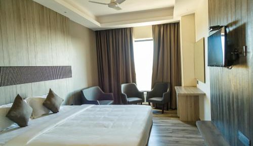 Deluxe Room (2 Adults + 1 Child)