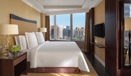 Ambassador King Suite with City View