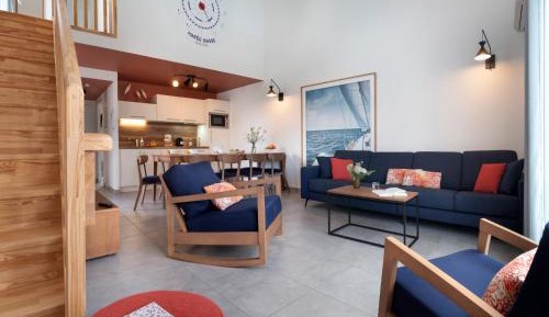 Four-Bedroom Duplex House with  Private Pool (8 People)