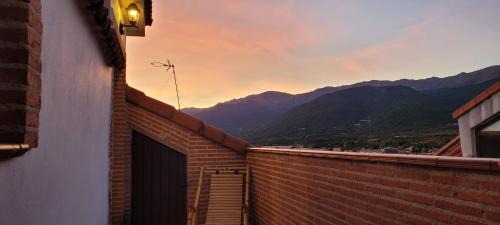 Apartment with Mountain View