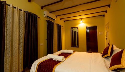Deluxe Room (2 Adults + 1 Child)