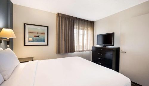 One-Bedroom Queen Suite with Bathtub - Mobility Accessible