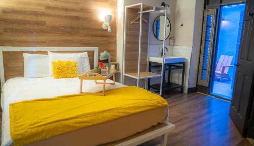 Deluxe Queen Room with Patio