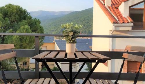 Apartment - Split Level with Mountain View