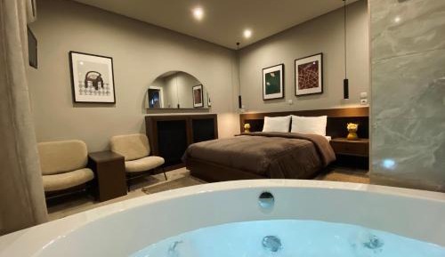 King Room with Spa Bath