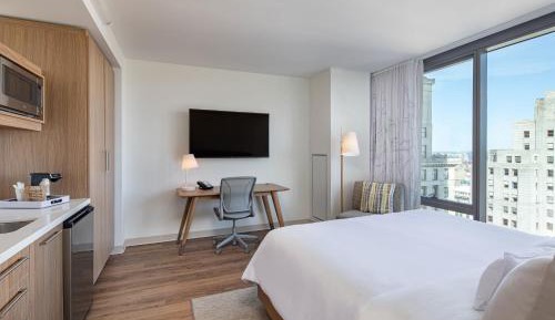 Guest room, 1 King, City view