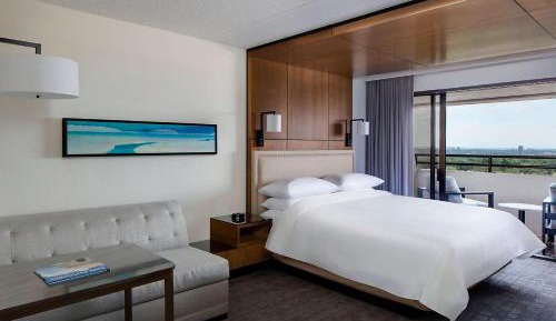 King Room with Sofa Bed - M Club Level/Mobility Accessible with Tub