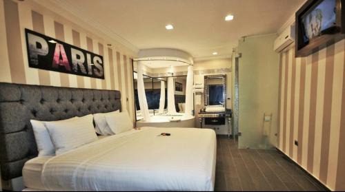 Deluxe Suite with Hot Tub