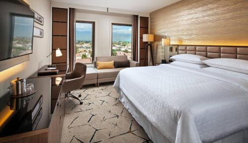 Club lounge access, Guest room, 1 King, Top floor