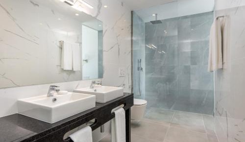 Queen Suite with Pool View