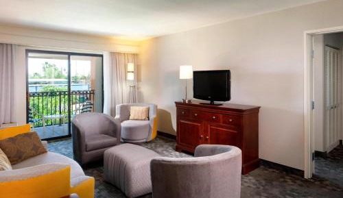 One-Bedroom King Suite with Courtyard View