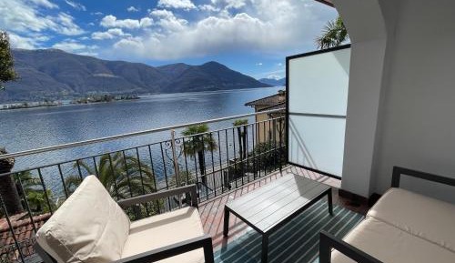 Apartment with Balcony and Lake View