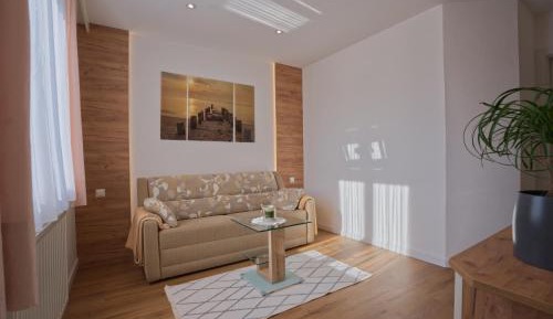 One-Bedroom Apartment with Lake View
