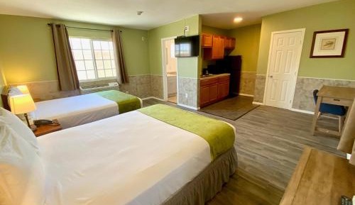 Deluxe Queen Suite with Mini-kitchen