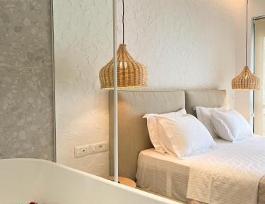 Deluxe Double Room with Balcony and Sea View
