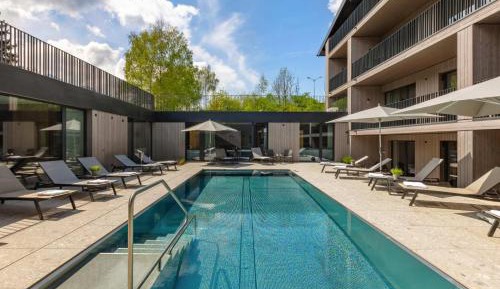 One-Bedroom Apartment directly by the pool