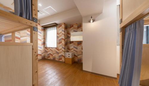 Family Room with Shared Bathroom(4 Adults)