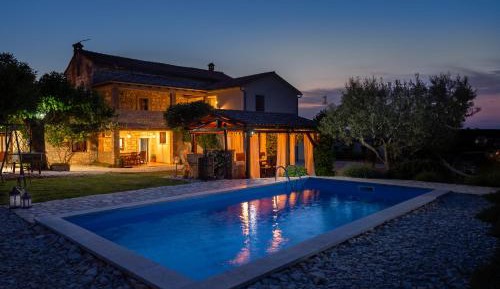 Apartment with Pool View 