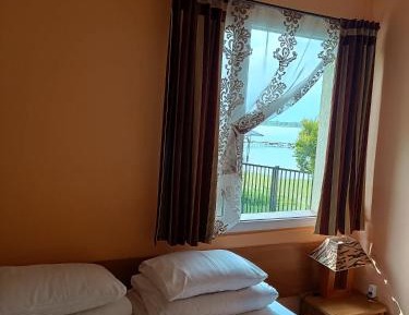 Apartment with Lake View