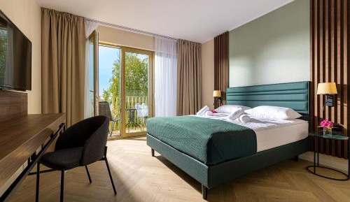 Deluxe Double Room with Balcony and Bay View