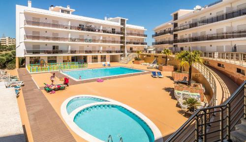 Apartment with Pool View 