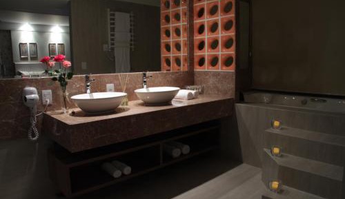 Deluxe Suite with Spa Bath