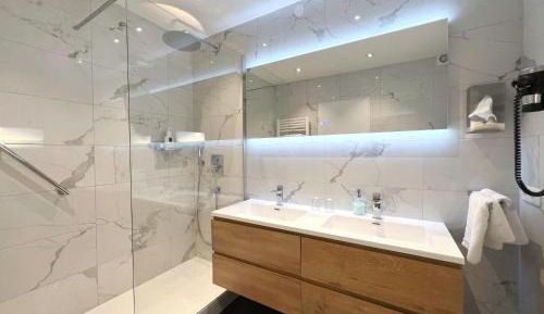 Large Double Room with Balcony and Lake View