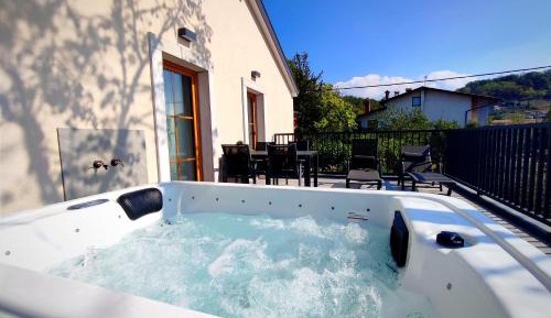 One-Bedroom Apartment with Sauna and Hot Tub