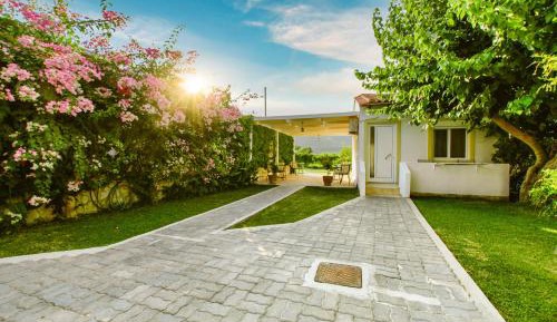 Bungalow with Garden View