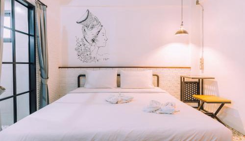 Deluxe Room (2 Adults + 1 Child)