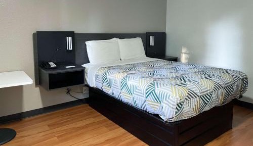 Deluxe King Room - Non-Smoking