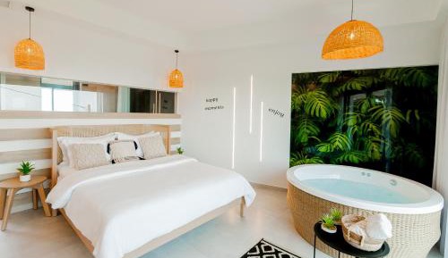 Executive Suite with Hot Tub and Sea View