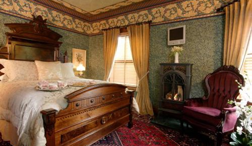 Deluxe Queen Suite