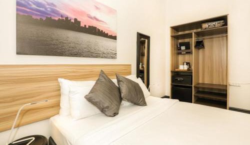Deluxe Queen Room with Shared Bathroom