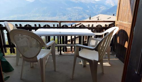 Apartment with Mountain View