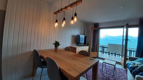 Apartment with Mountain View