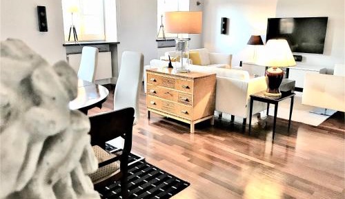  Two-Bedroom and Two-Bathroom Luxury Suite with Market Square view (155m2)