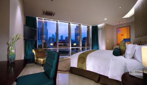 One-Bedroom Suite with Pool View