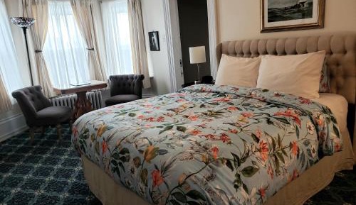 Queen Room with Private Bathroom