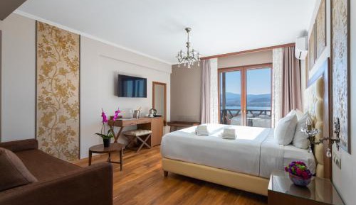 Junior Suite with Lake View