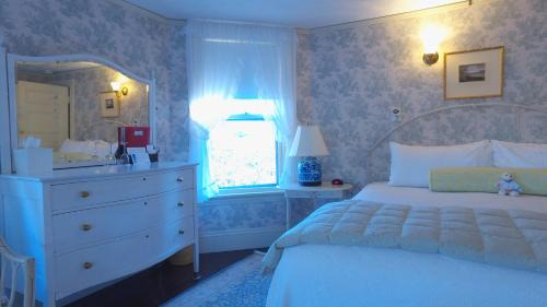 Precipice Room