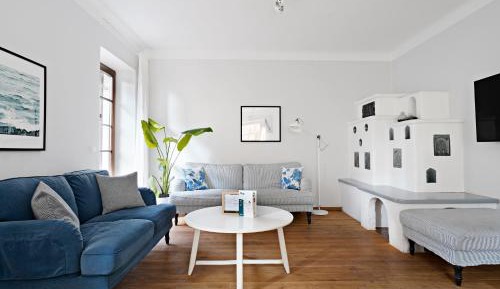 The spacious twin/double room features air conditioning, soundproof walls, as well as a private bathroom boasting a shower and a bidet. This twin/double room has a tea and coffee maker, a wardrobe, a flat-screen TV and a terrace. The unit has 2 beds.