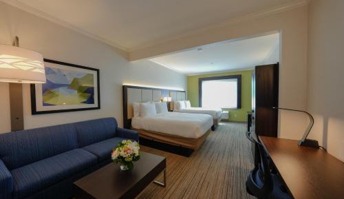Standard Queen Room with Two Queen Beds and Mobility Accessible Tub