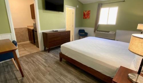 Queen Room with Mini-kitchen