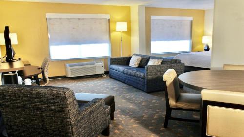 One-Bedroom King Suite with Sofa Bed