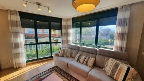 Apartment with Mountain View