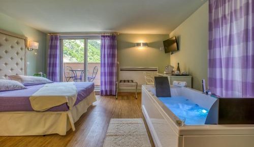 Queen Room with Spa Bath