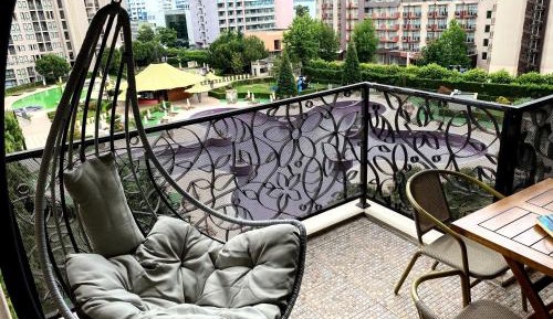 Apartment with Pool View 