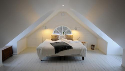 Large Twin Room with Shared Bathroom